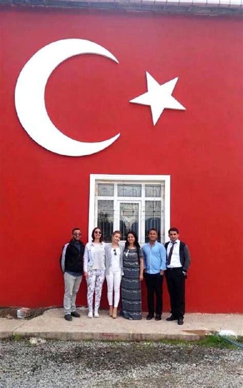 O­k­u­l­u­ ­k­ı­r­m­ı­z­ı­ ­b­e­y­a­z­a­ ­b­o­y­a­y­ı­p­ ­d­u­v­a­r­ı­n­a­ ­T­ü­r­k­ ­b­a­y­r­a­ğ­ı­ ­y­a­p­t­ı­l­a­r­